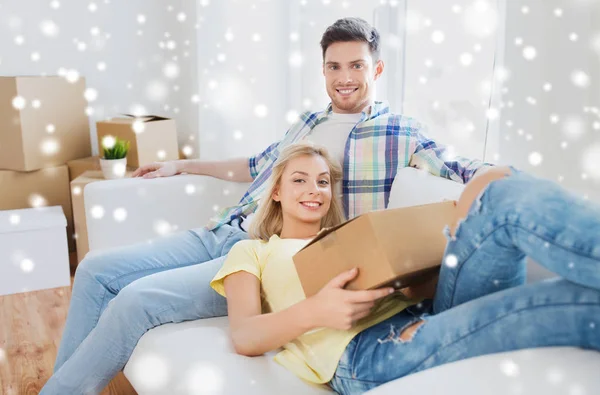 Casal feliz com grandes caixas de papelão em nova casa — Fotografia de Stock