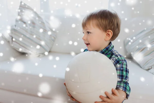 Glad liten pojke med boll hemma — Stockfoto