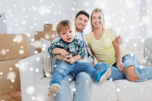 Familia feliz con cajas de mudanza a un nuevo hogar —  Fotos de Stock