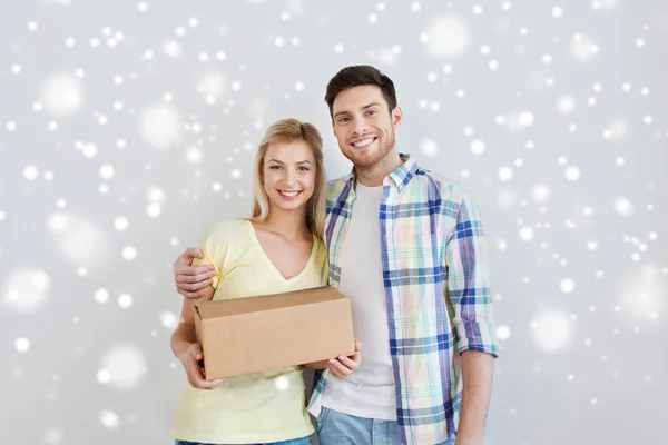 Happy smiling couple with parcel box — Stock Photo, Image