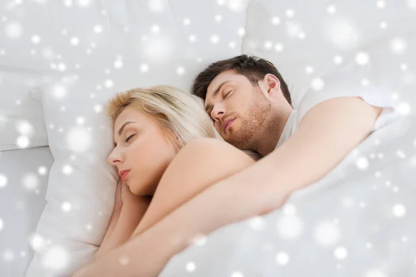 Felice coppia dormire a letto a casa — Foto Stock