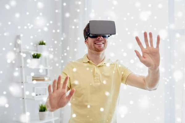 Ung man i virtuell verklighet headset eller 3d-glasögon — Stockfoto