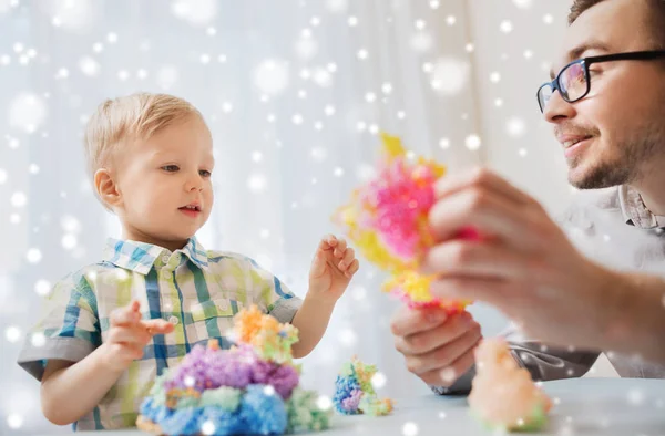 Padre e hijo jugando con arcilla de bola en casa — Foto de Stock