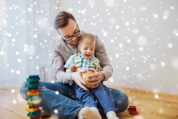 Far och son leker med bollen lera hemma — Stockfoto