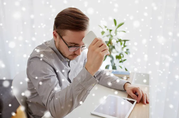 Zakenman met smarphone op kantoor aan huis — Stockfoto