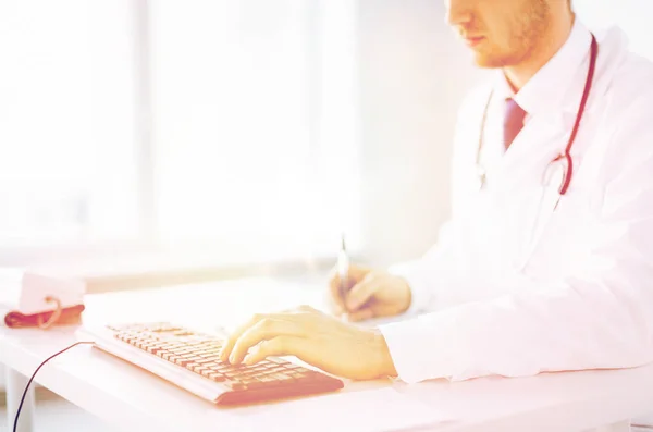 Manliga läkare att skriva med tangentbordet — Stockfoto