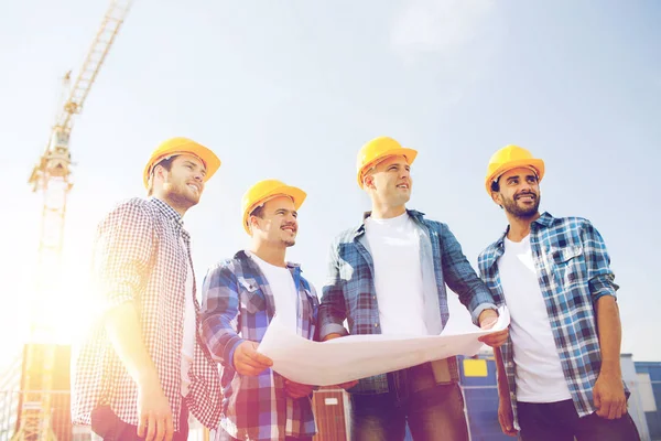 Grupo de constructores con tablet pc y plano — Foto de Stock