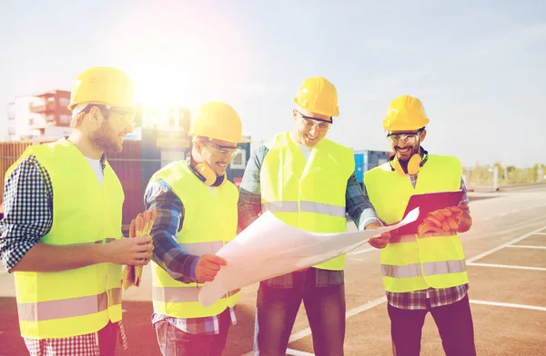 Baugruppe mit Tablet-PC und Blaupause — Stockfoto