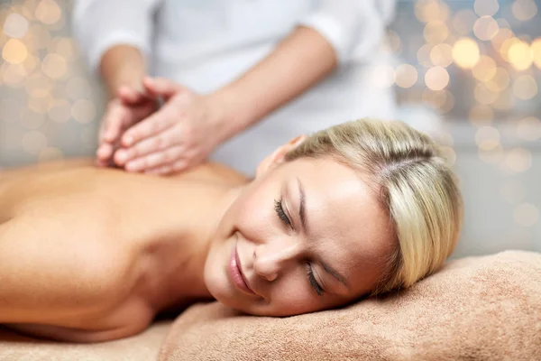 Primo piano di donna sdraiata e avendo massaggio in spa — Foto Stock
