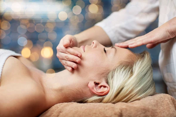 Primer plano de la mujer teniendo masaje facial en el spa —  Fotos de Stock