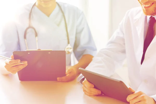 Läkare med TabletPC och Urklipp på sjukhus — Stockfoto