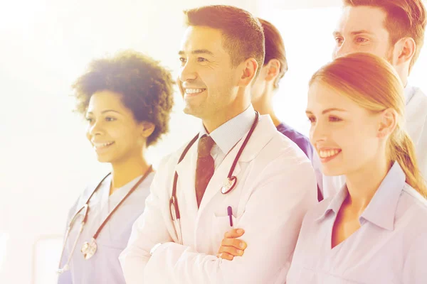 Grupo de médicos felices en el hospital — Foto de Stock