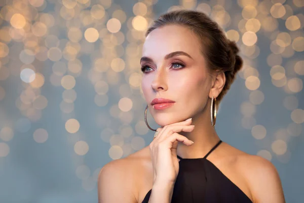 Beautiful woman in black wearing diamond jewelry — Stock Photo, Image