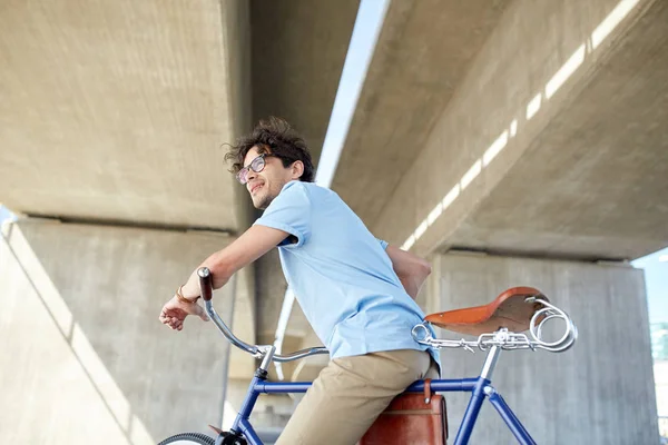 Junger Hipster-Mann fährt Fahrrad mit festem Gang — Stockfoto