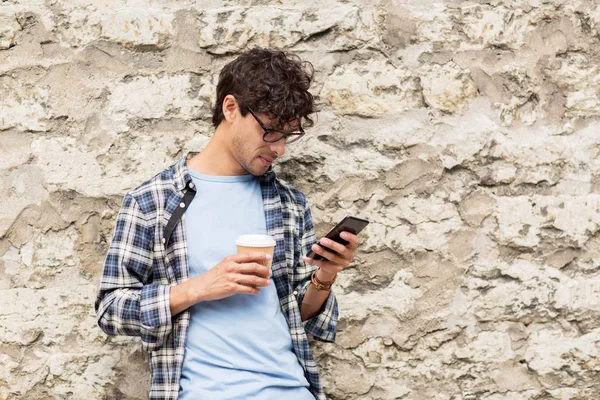Mannen med smartphone dricka kaffe på gata — Stockfoto