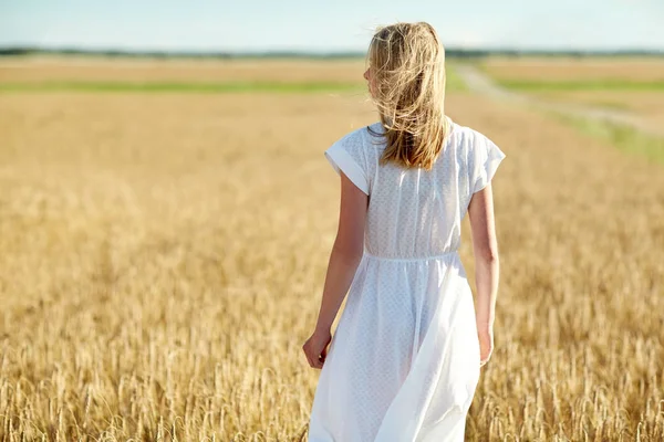 Jeune femme en robe blanche sur champ de céréales — Photo