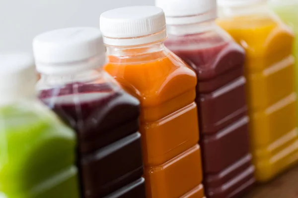 Botellas con diferentes jugos de frutas o verduras — Foto de Stock