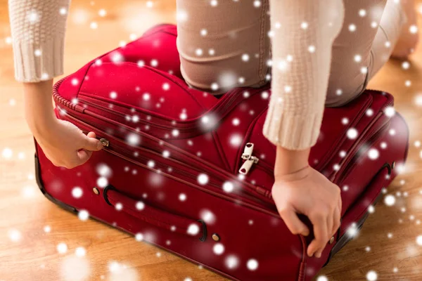 Közelkép a nő utazótáska csomagolás, vonatkozó nyaralás Stock Kép
