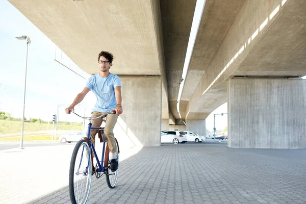 Ung hipster man ridning fasta redskap cykel Royaltyfria Stockbilder