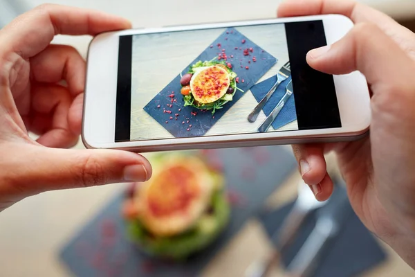 Manos con smartphone fotografiando comida —  Fotos de Stock