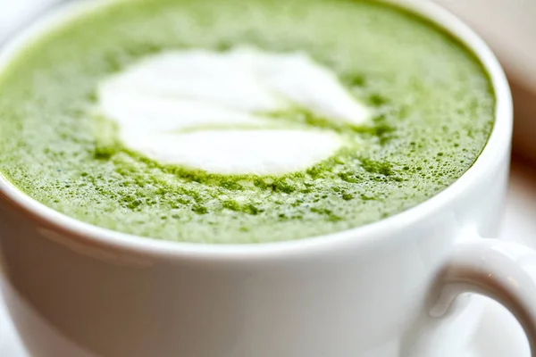 Matcha zöld tea latte pohár Közelkép — Stock Fotó