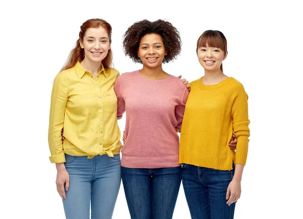 Internationale Gruppe glücklich lächelnder Frauen — Stockfoto