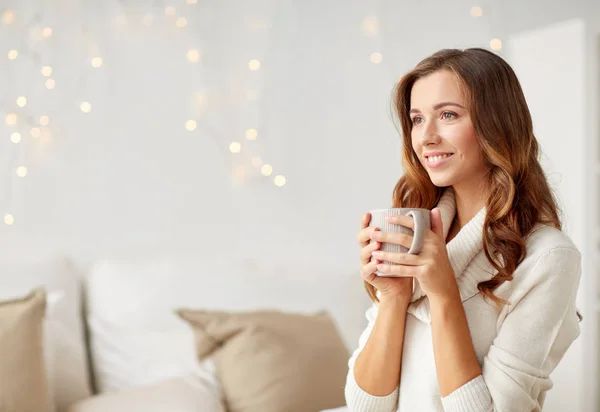 Mulher feliz com xícara de chá ou café em casa — Fotografia de Stock
