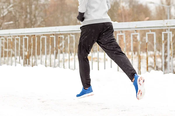 Man kör längs snötäckt vinter bro väg — Stockfoto