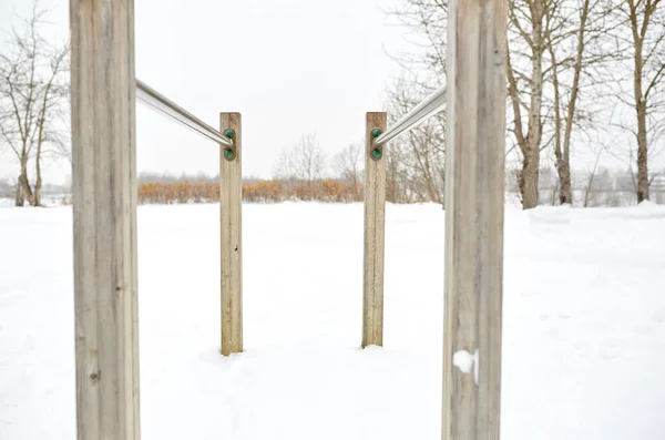 Parallelle staven buiten in de winter — Stockfoto