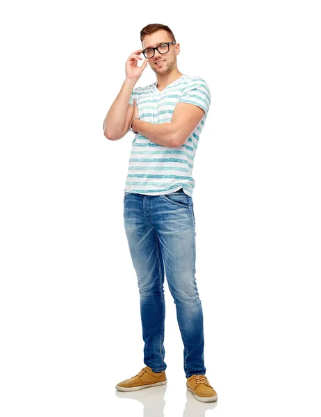 Χαμογελαστός νεαρός με γυαλιά πάνω από λευκό — Φωτογραφία Αρχείου
