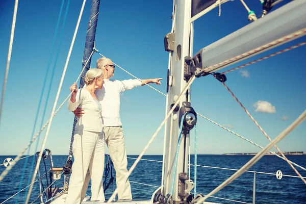 Пожилая пара, обнимающаяся на паруснике или яхте в море — стоковое фото