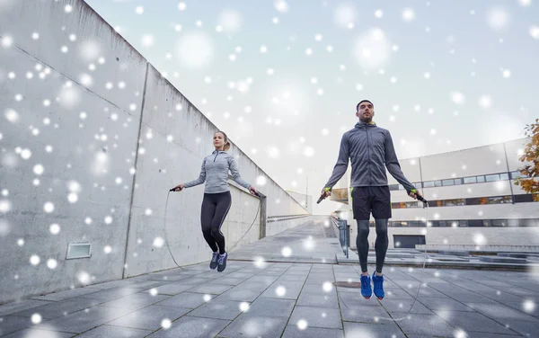 남자와 여 자가 함께 점프 밧줄 야외 운동 — 스톡 사진