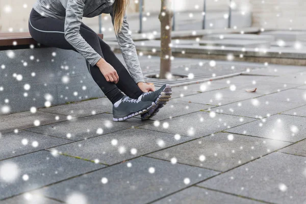 Närbild av sportig kvinna knyta skor utomhus — Stockfoto