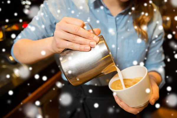 Gros plan de la femme faisant du café au magasin ou au café — Photo