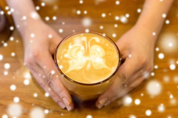 Nahaufnahme der Hände mit Latte Art in Kaffeetasse — Stockfoto