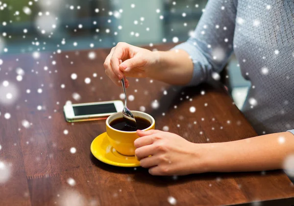 Close up van vrouw met smartphone en koffie — Stockfoto