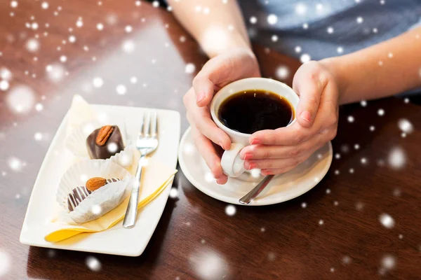 Close up de mulher segurando xícara de café e sobremesa — Fotografia de Stock