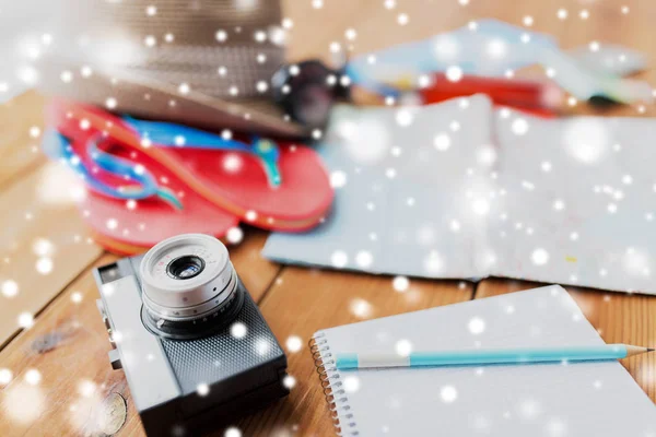 Close-up de câmera, bloco de notas e material de viagem — Fotografia de Stock