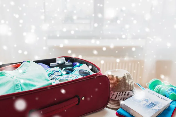 Primo piano della borsa da viaggio con vestiti e roba — Foto Stock