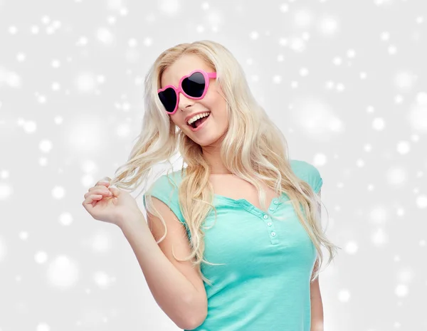 Счастливая женщина или подросток в форме сердца солнцезащитные очки — стоковое фото