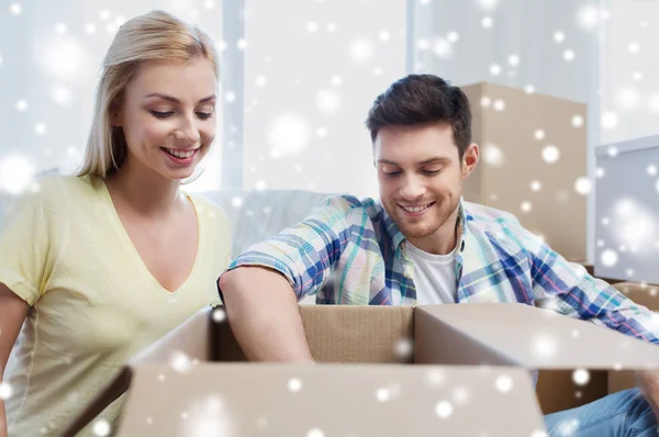 Sonriente pareja con grandes cajas moviéndose a nuevo hogar — Foto de Stock