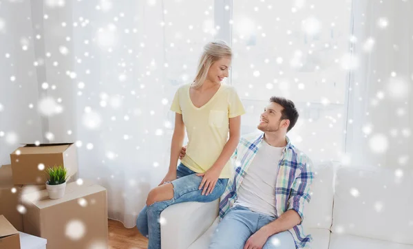 Casal feliz com grandes caixas de papelão em nova casa — Fotografia de Stock