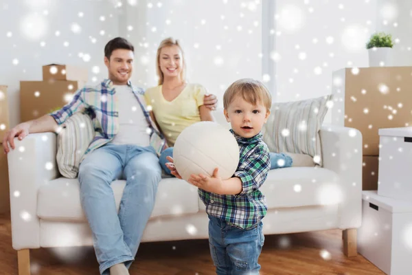 Glücklicher kleiner Junge mit Ball über Eltern zu Hause — Stockfoto