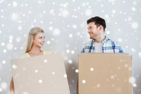 Usmívající se dva velké boxy, stěhování do nového domova — Stock fotografie