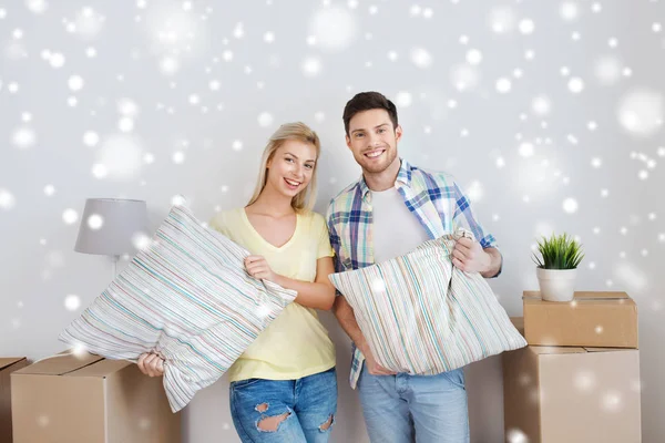 Happy couple with stuff moving to new home — Stock Photo, Image