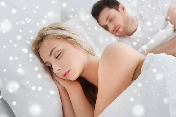 Happy couple sleeping in bed at home — Stock Photo, Image