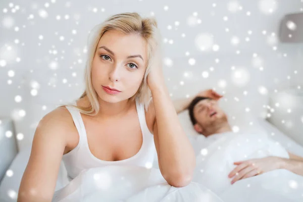 Obudzić kobietę o bezsenność w łóżku — Zdjęcie stockowe