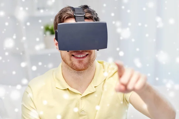 Hombre joven en auriculares de realidad virtual o gafas 3d —  Fotos de Stock