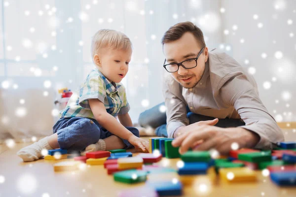 Padre e hijo jugando con bloques de juguetes en casa — Foto de Stock