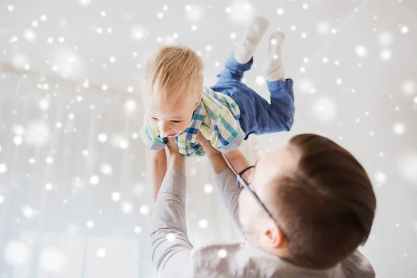 Far med son spela och ha roligt hemma — Stockfoto